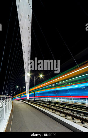 Citadelle Brücke über Bassin Vauban für Straßenbahnen und Fahrräder. Teil der neuen Straßenbahn Straßburg-Kehl. Frankreich - Deutschland. Stockfoto