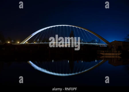 Citadelle Brücke über Bassin Vauban für Straßenbahnen und Fahrräder. Teil der neuen Straßenbahn Straßburg-Kehl. Frankreich - Deutschland. Stockfoto