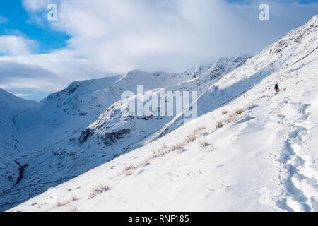 Der Weg von Patterdale über Grisedale zu Helvellyn im Winter Nationalpark Lake District, Cumbria, Großbritannien Stockfoto