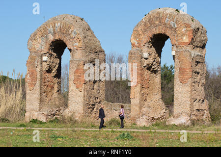 Claudian und Anio Novus Aquädukte (Park der Aquädukte - Campagna Romana - Wasserbau Wunder - die Aquädukte im Alten Rom - Rom Stockfoto