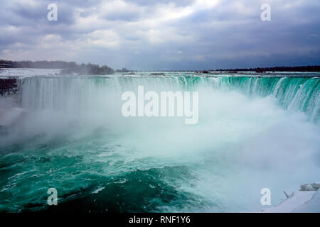 Winter mit Eis und Schnee am Niagara Falls, Ontario Kanada, Nordamerika Stockfoto