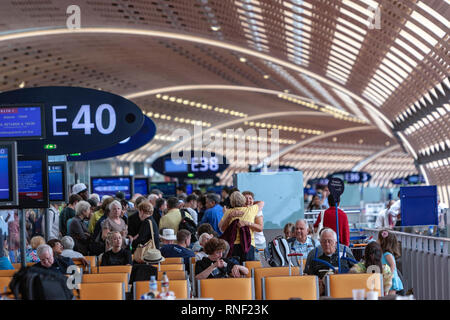 Paris Charles de Gaulle Flughafen, Terminal 2E, Frankreich. Terminal, entworfen von Paul Andreu, Stockfoto