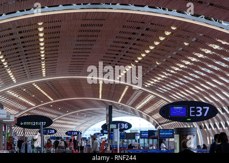 Paris Charles de Gaulle Flughafen, Terminal 2E, Frankreich. Terminal, entworfen von Paul Andreu, Stockfoto