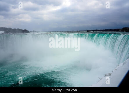 Winter mit Eis und Schnee am Niagara Falls, Ontario Kanada, Nordamerika Stockfoto