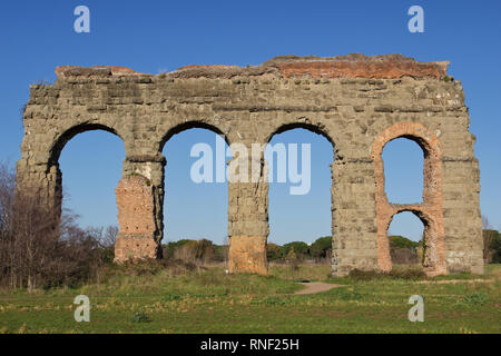 Claudian und Anio Novus Aquädukte (Park der Aquädukte - Campagna Romana - Wasserbau Wunder - die Aquädukte im Alten Rom - Rom Stockfoto