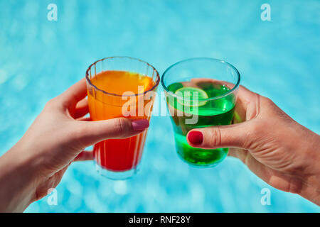 Frauen, die Cocktails am Pool Hintergrund. All inclusive Stockfoto