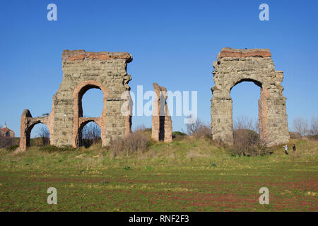 Claudian und Anio Novus Aquädukte (Park der Aquädukte - Campagna Romana - Wasserbau Wunder - die Aquädukte im Alten Rom - Rom Stockfoto