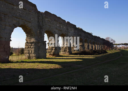 Claudian und Anio Novus Aquädukte (Park der Aquädukte - Campagna Romana - Wasserbau Wunder - die Aquädukte im Alten Rom - Rom Stockfoto