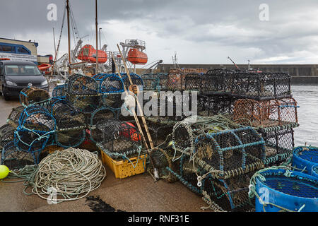 STONEHAVEN, Aberdeenshire, Schottland, Großbritannien, 7. Juli 2017. Ein bewölkter und grauen Himmel Ansicht mit Hummer Töpfe in den Vordergrund Stockfoto