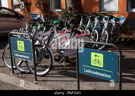 Mobilstation auf Josephstreet im Bezirk Severins, Köln, Deutschland. Die Station bietet Carsharing, bikesharing, cargo bike Sharing und Bike parki Stockfoto