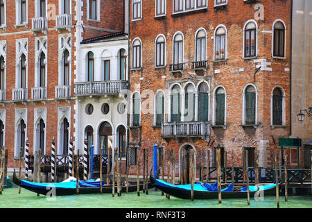 Häuser mit angelegten Gondeln am Canale Grande in Venedig, Italien. Venedig ist auf eine Gruppe von 117 kleinen Inseln, die durch Kanäle getrennt sind ein gelegen Stockfoto