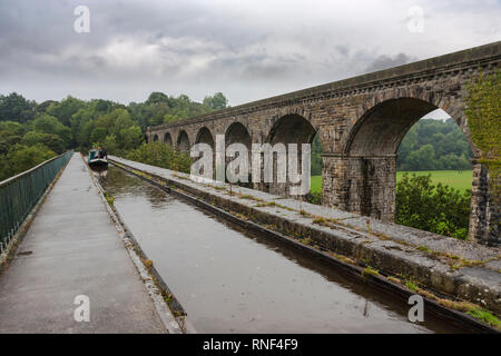 15-04 auf dem Chirk Aqueduct, Llangollen Canal, an der Grenze zwischen England und Wales in den strömenden Regen Stockfoto