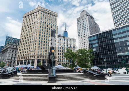 New York City, USA - 27. Juli 2018: Denkmal "Triumph des menschlichen Geistes in Foley Square mit den Menschen um in Lower Manhattan, New York City, Stockfoto