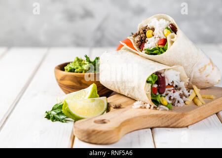 Mexikanisches Essen - Burrito und Zutaten Stockfoto