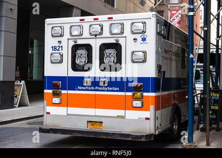 New York City, USA - 27. Juli 2018: Krankenwagen Auto von New York Presbyterian auf einer Straße in Manhattan in New York City, USA geparkt Stockfoto