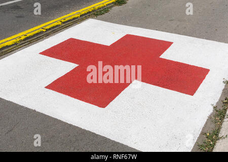Ein rotes Kreuz für einen ausgewiesenen Parkplatz für Krankenwagen in Belgrad, Serbien. Stockfoto