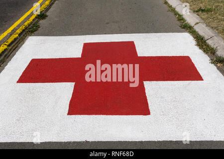 Ein rotes Kreuz für einen ausgewiesenen Parkplatz für Krankenwagen in Belgrad, Serbien. Stockfoto