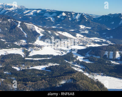 Mitterbach am Erlaufsee: Blick vom Berg Gemeindealpe nach Mariazell und die Berge Hochschwab im Mostviertel, Niederösterreich, Lower Austria, Austria Stockfoto