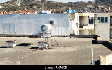 Wohnhaus Dächer, mit TV-Antennen- und Wassertanks bei Tirana Albanien Stockfoto