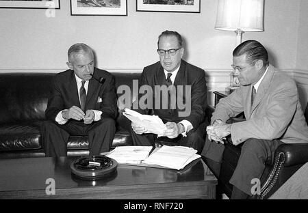 Senator Thomas H. Kuchel (CA), Mitte, trifft sich mit Verteidigungsminister Robert S. McNamara, rechts, und der Sekretär der Marine Paul H. Nitze am Pentagon Die Zukunft der drei US Naval Shipyards in Hunter's Point, Mare Island und Long Beach, Kalifornien, zu diskutieren. Stockfoto