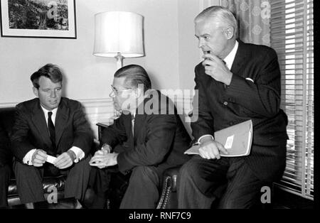 Us-Justizminister Robert F. Kennedy, Links, trifft sich mit Verteidigungsminister Robert S. McNamara, Mitte und Sekretär der Marine Paul H. Nitze am Pentagon. Stockfoto