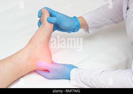 Arzt untersucht die Wunden Ferse von einer Frau, die einen fersensporn, plantar fasciitis Stockfoto