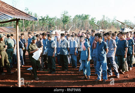 Auf einem kahlen Feld in der Nähe von Loc Ninh Südvietnamesischen Kriegsgefangenen sind in der Ausbildung von ihren Entführern gesäumt vor ihrer Freigabe durch die Viet Cong die Vertreter ihrer Regierung. Stockfoto