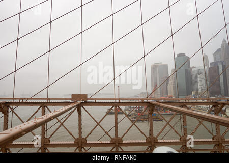 NEW YORK - ca. März 2016: Blick von der Fußgängerzone von der Brooklyn Bridge. Die Brooklyn Bridge verbindet die Stadtteile Manhattan und B Stockfoto