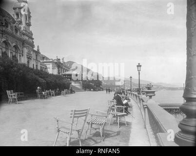 Vintage Foto, der Promenade des Anglais in Nizza, Frankreich, 1927. Die Menschen sehen sich entlang der Promenade in der Mode der Zeit gekleidet sein. Stockfoto