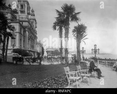 Vintage Foto, der Promenade des Anglais in Nizza, Frankreich, 1927. Die Menschen sehen sich entlang der Promenade in der Mode der Zeit gekleidet sein. Stockfoto