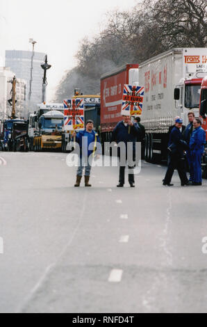 London, Vereinigtes Königreich, 13. September 2000 – Spediteure und Bauern nehmen an einem langsam fahrenden Konvoi und Straßenprotesten in der Nähe von Park Lane und Marble Arch während landesweiter Demonstrationen gegen die Treibstoffsteuer teil. Die Aktion war Teil umfassenderer Proteste, die die Brennstoffversorgung in Großbritannien unterbrachen. Stockfoto