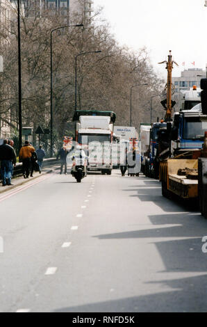 London, Vereinigtes Königreich, 13. September 2000 – Spediteure und Bauern nehmen an einem langsam fahrenden Konvoi und Straßenprotesten in der Nähe von Park Lane und Marble Arch während landesweiter Demonstrationen gegen die Treibstoffsteuer teil. Die Aktion war Teil umfassenderer Proteste, die die Brennstoffversorgung in Großbritannien unterbrachen. Stockfoto