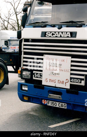 London, Vereinigtes Königreich, 13. September 2000 – Spediteure und Bauern nehmen an einem langsam fahrenden Konvoi und Straßenprotesten in der Nähe von Park Lane und Marble Arch während landesweiter Demonstrationen gegen die Treibstoffsteuer teil. Die Aktion war Teil umfassenderer Proteste, die die Brennstoffversorgung in Großbritannien unterbrachen. Stockfoto