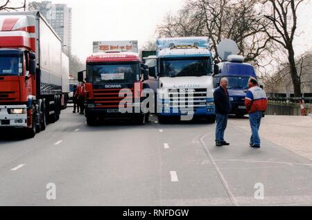 London, Vereinigtes Königreich, 13. September 2000 – Spediteure und Bauern nehmen an einem langsam fahrenden Konvoi und Straßenprotesten in der Nähe von Park Lane und Marble Arch während landesweiter Demonstrationen gegen die Treibstoffsteuer teil. Die Aktion war Teil umfassenderer Proteste, die die Brennstoffversorgung in Großbritannien unterbrachen. Stockfoto