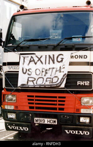 London, Vereinigtes Königreich, 13. September 2000 – Spediteure und Bauern nehmen an einem langsam fahrenden Konvoi und Straßenprotesten in der Nähe von Park Lane und Marble Arch während landesweiter Demonstrationen gegen die Treibstoffsteuer teil. Die Aktion war Teil umfassenderer Proteste, die die Brennstoffversorgung in Großbritannien unterbrachen. Stockfoto