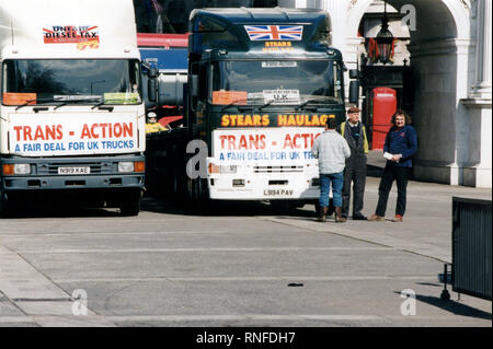 London, Vereinigtes Königreich, 13. September 2000 – Spediteure und Bauern nehmen an einem langsam fahrenden Konvoi und Straßenprotesten in der Nähe von Park Lane und Marble Arch während landesweiter Demonstrationen gegen die Treibstoffsteuer teil. Die Aktion war Teil umfassenderer Proteste, die die Brennstoffversorgung in Großbritannien unterbrachen. Stockfoto