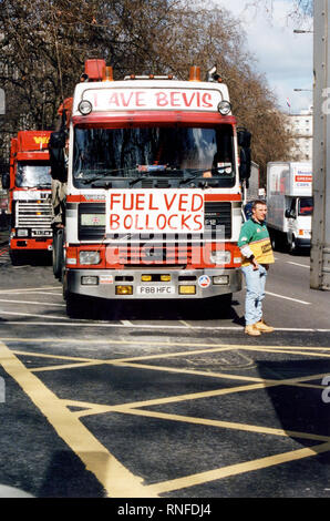 London, Vereinigtes Königreich, 13. September 2000 – Spediteure und Bauern nehmen an einem langsam fahrenden Konvoi und Straßenprotesten in der Nähe von Park Lane und Marble Arch während landesweiter Demonstrationen gegen die Treibstoffsteuer teil. Die Aktion war Teil umfassenderer Proteste, die die Brennstoffversorgung in Großbritannien unterbrachen. Stockfoto