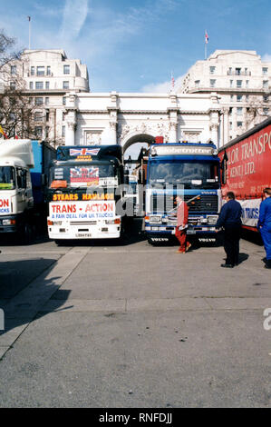 London, Vereinigtes Königreich, 13. September 2000 – Spediteure und Bauern nehmen an einem langsam fahrenden Konvoi und Straßenprotesten in der Nähe von Park Lane und Marble Arch während landesweiter Demonstrationen gegen die Treibstoffsteuer teil. Die Aktion war Teil umfassenderer Proteste, die die Brennstoffversorgung in Großbritannien unterbrachen. Stockfoto