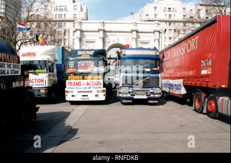 London, Vereinigtes Königreich, 13. September 2000 – Spediteure und Bauern nehmen an einem langsam fahrenden Konvoi und Straßenprotesten in der Nähe von Park Lane und Marble Arch während landesweiter Demonstrationen gegen die Treibstoffsteuer teil. Die Aktion war Teil umfassenderer Proteste, die die Brennstoffversorgung in Großbritannien unterbrachen. Stockfoto