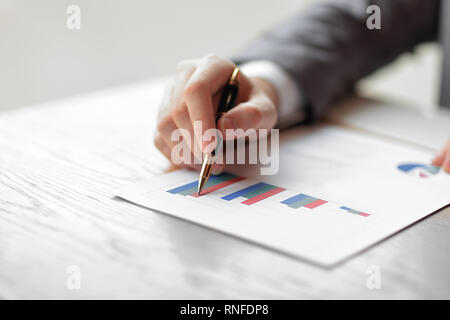 Bis zu schließen. der Geschäftsmann prüft die finanziellen Gewinn des Unternehmens Stockfoto