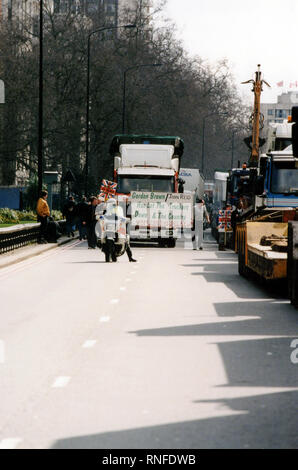London, Vereinigtes Königreich, 13. September 2000 – Spediteure und Bauern nehmen an einem langsam fahrenden Konvoi und Straßenprotesten in der Nähe von Park Lane und Marble Arch während landesweiter Demonstrationen gegen die Treibstoffsteuer teil. Die Aktion war Teil umfassenderer Proteste, die die Brennstoffversorgung in Großbritannien unterbrachen. Stockfoto