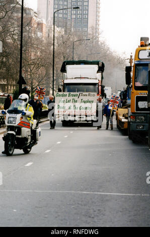 London, Vereinigtes Königreich, 13. September 2000 – Spediteure und Bauern nehmen an einem langsam fahrenden Konvoi und Straßenprotesten in der Nähe von Park Lane und Marble Arch während landesweiter Demonstrationen gegen die Treibstoffsteuer teil. Die Aktion war Teil umfassenderer Proteste, die die Brennstoffversorgung in Großbritannien unterbrachen. Stockfoto