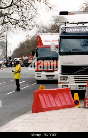London, Vereinigtes Königreich, 13. September 2000 – Spediteure und Bauern nehmen an einem langsam fahrenden Konvoi und Straßenprotesten in der Nähe von Park Lane und Marble Arch während landesweiter Demonstrationen gegen die Treibstoffsteuer teil. Die Aktion war Teil umfassenderer Proteste, die die Brennstoffversorgung in Großbritannien unterbrachen. Stockfoto