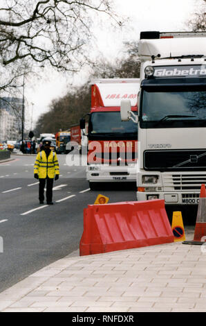 London, Vereinigtes Königreich, 13. September 2000 – Spediteure und Bauern nehmen an einem langsam fahrenden Konvoi und Straßenprotesten in der Nähe von Park Lane und Marble Arch während landesweiter Demonstrationen gegen die Treibstoffsteuer teil. Die Aktion war Teil umfassenderer Proteste, die die Brennstoffversorgung in Großbritannien unterbrachen. Stockfoto