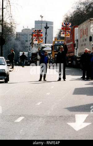 London, Vereinigtes Königreich, 13. September 2000 – Spediteure und Bauern nehmen an einem langsam fahrenden Konvoi und Straßenprotesten in der Nähe von Park Lane und Marble Arch während landesweiter Demonstrationen gegen die Treibstoffsteuer teil. Die Aktion war Teil umfassenderer Proteste, die die Brennstoffversorgung in Großbritannien unterbrachen. Stockfoto