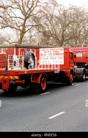 London, Vereinigtes Königreich, 13. September 2000 – Spediteure und Bauern nehmen an einem langsam fahrenden Konvoi und Straßenprotesten in der Nähe von Park Lane und Marble Arch während landesweiter Demonstrationen gegen die Treibstoffsteuer teil. Die Aktion war Teil umfassenderer Proteste, die die Brennstoffversorgung in Großbritannien unterbrachen. Stockfoto