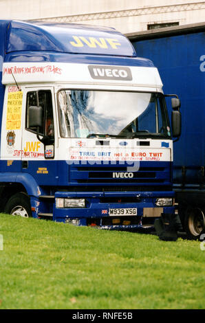 London, Vereinigtes Königreich, 13. September 2000 – Spediteure und Bauern nehmen an einem langsam fahrenden Konvoi und Straßenprotesten in der Nähe von Park Lane und Marble Arch während landesweiter Demonstrationen gegen die Treibstoffsteuer teil. Die Aktion war Teil umfassenderer Proteste, die die Brennstoffversorgung in Großbritannien unterbrachen. Stockfoto