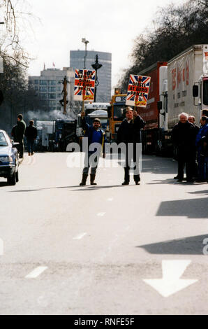 London, Vereinigtes Königreich, 13. September 2000 – Spediteure und Bauern nehmen an einem langsam fahrenden Konvoi und Straßenprotesten in der Nähe von Park Lane und Marble Arch während landesweiter Demonstrationen gegen die Treibstoffsteuer teil. Die Aktion war Teil umfassenderer Proteste, die die Brennstoffversorgung in Großbritannien unterbrachen. Stockfoto