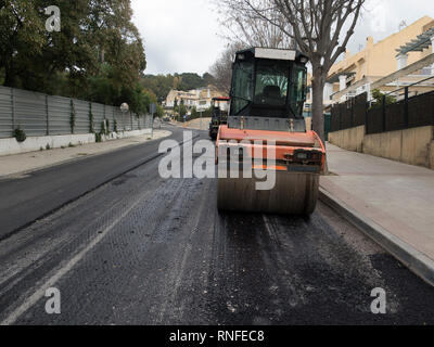 Moderne schwere Asphalt Walze stapeln und drücken Sie heißen Asphalt. Orange Road Reparatur der Maschine. Reparatur in der modernen Stadt mit Vibration Walze rüttelplatte. Stockfoto