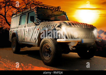 Safari Jeep mit Zebramuster Antriebe durch ein trockenes, heißes savana der Natur Afrikas Stockfoto